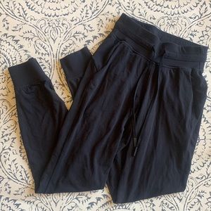 black lululemon joggers